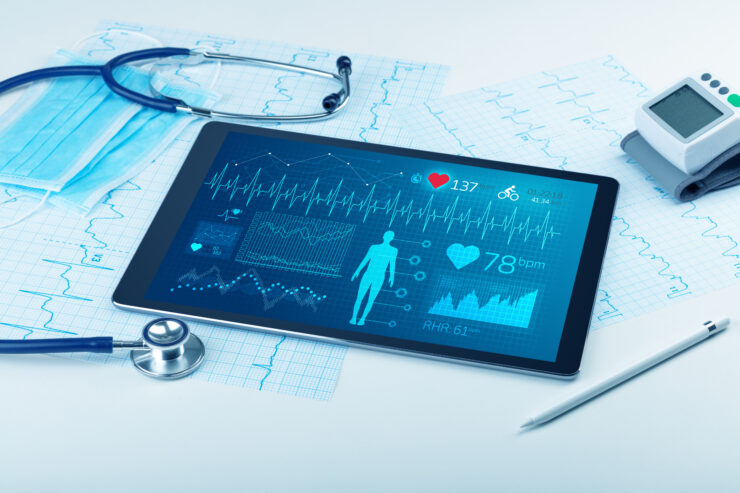 Health data of a patient displayed on a tablet. A stethoscope lies next to the tablet.